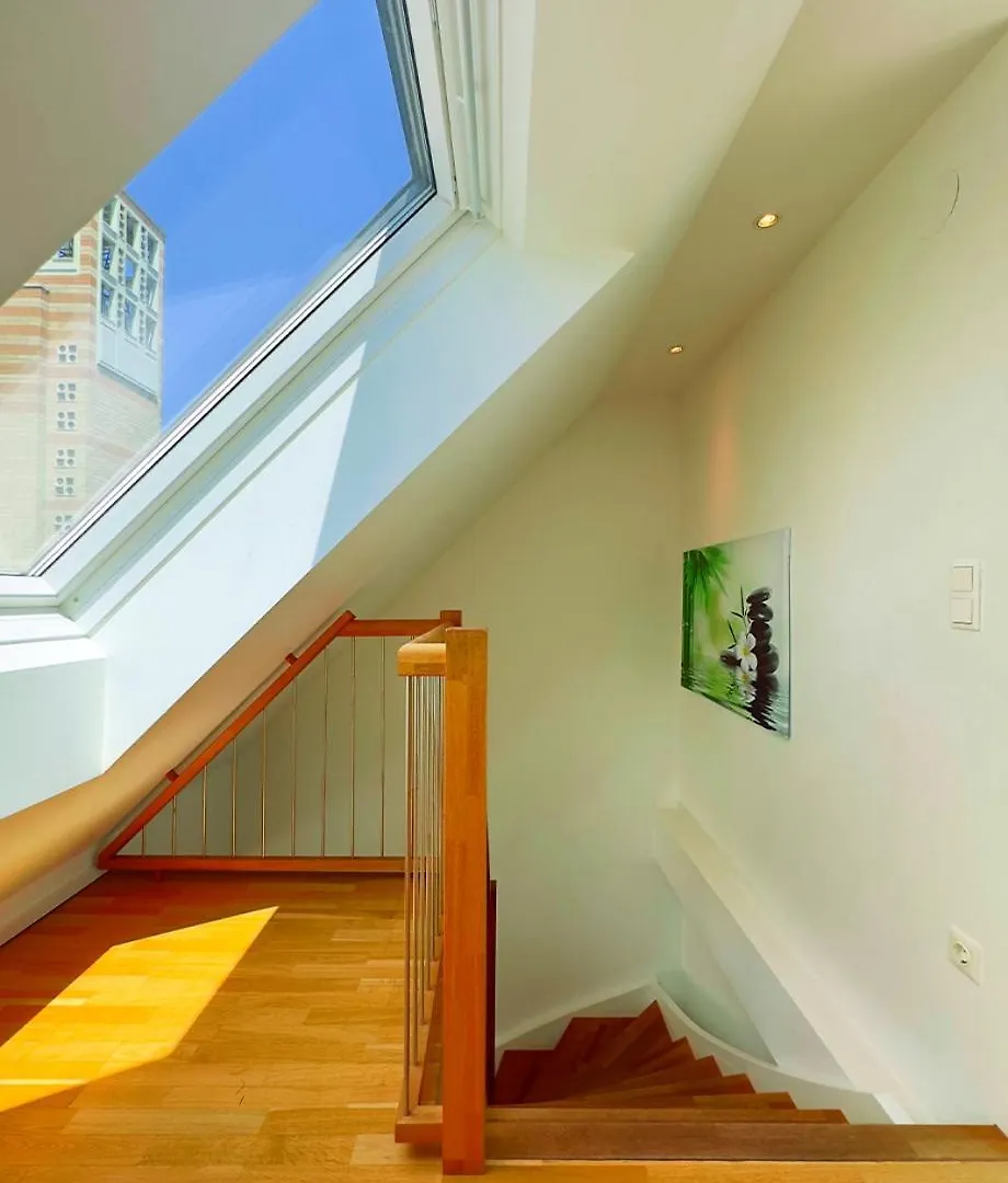 Elegant Duplex Danube Canal 비엔나 아파트